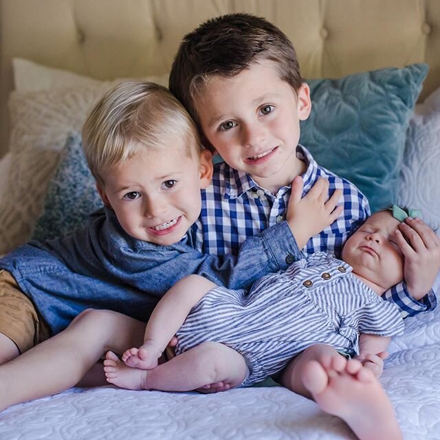 two proud big brothers and one lucky little sis 💞  #indoornewbornsession #lifestylesession #siblings #losaltosphotographer #paloaltophotographer #familyphotos #sarahslaytonphotography