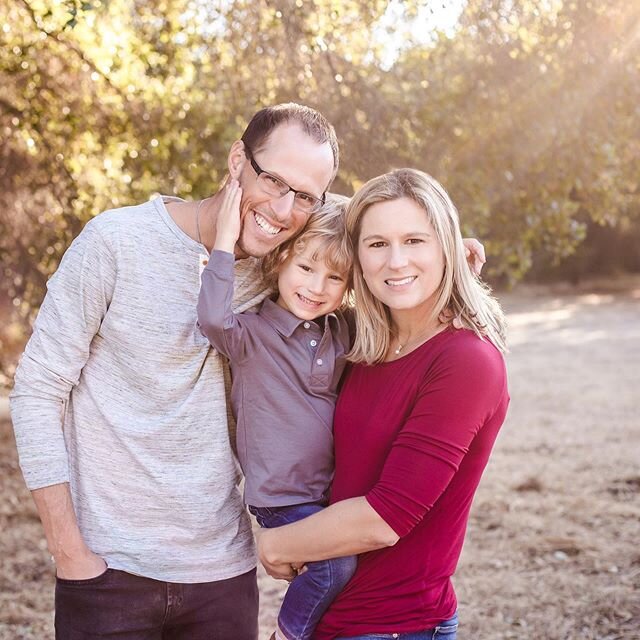 singing &ldquo;twinkle, twinkle, little....COW&rdquo; gets a smile every time 🐮 #familyphotosession #minisession #familyof3 #losaltosphotographer #paloaltophotographer #bayareaphotographer #cuestapark #sarahslaytonphotography