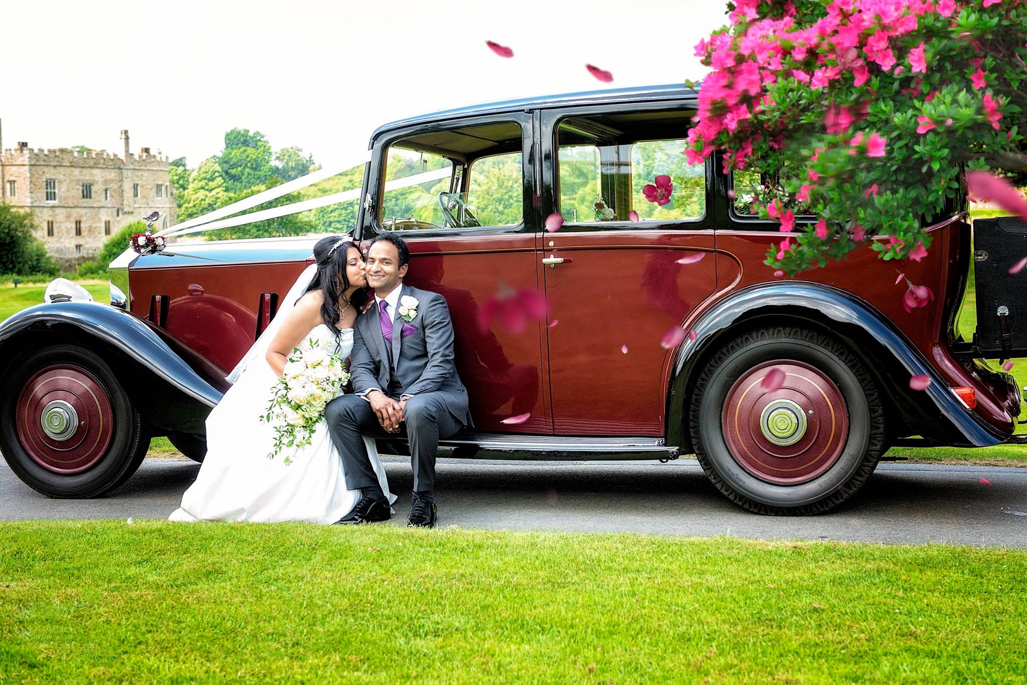 Leeds Castle wedding of Ruth and Paul. They rentet a clasic car to have their picture taken by artist Ovidiu Tiganus - local wedding photographer in Kent
