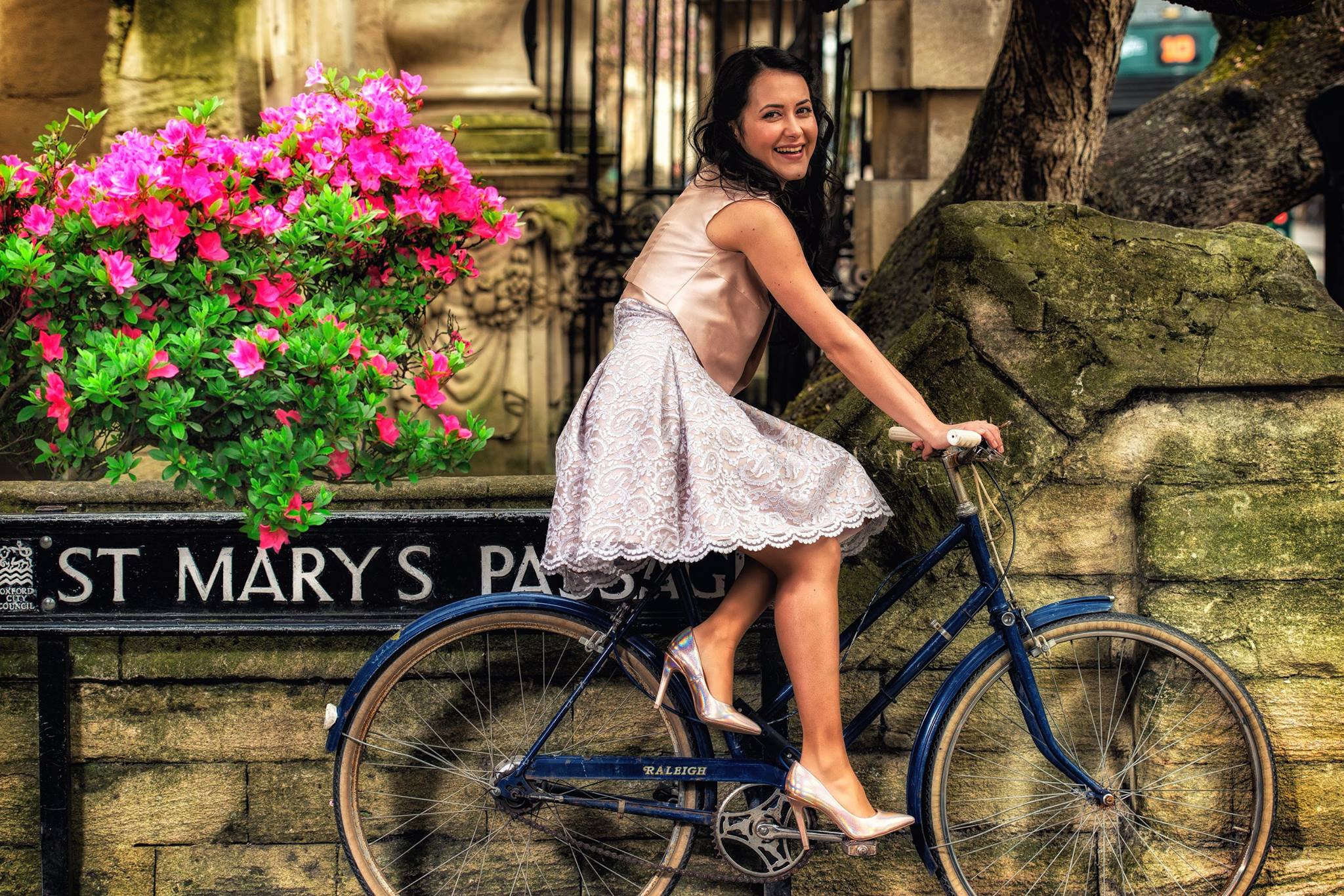 bride photo on a bicycle in Oxford 