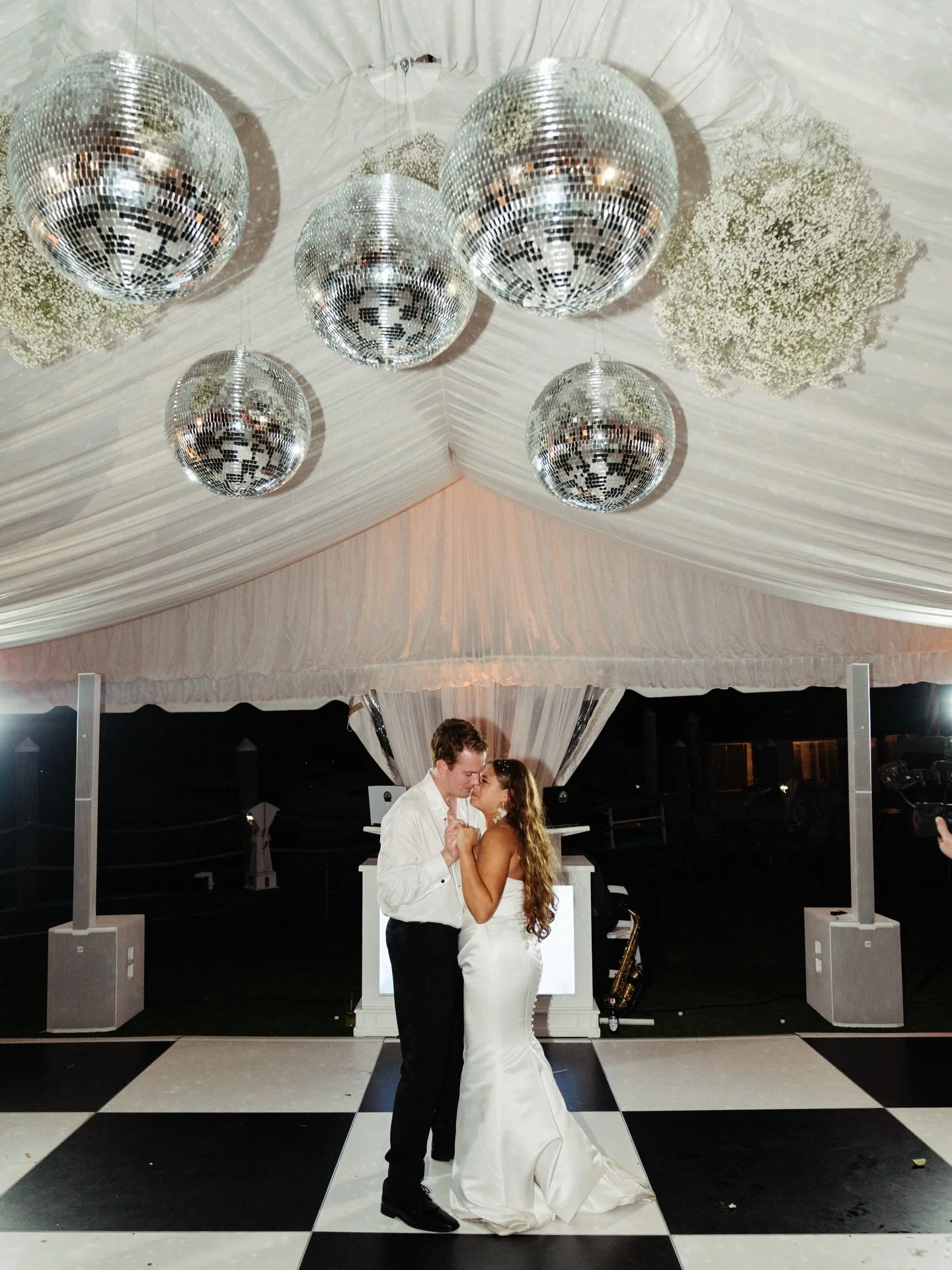 A DJ&rsquo;s set up always matters&hellip; don&rsquo;t settle for less. E &amp; E special events houses sleek and aesthetic speakers, stands, screens, and much more to take your wedding day to the next level✨
-
📸 @maddyhumphreyphotos 
#dj #hamptonro