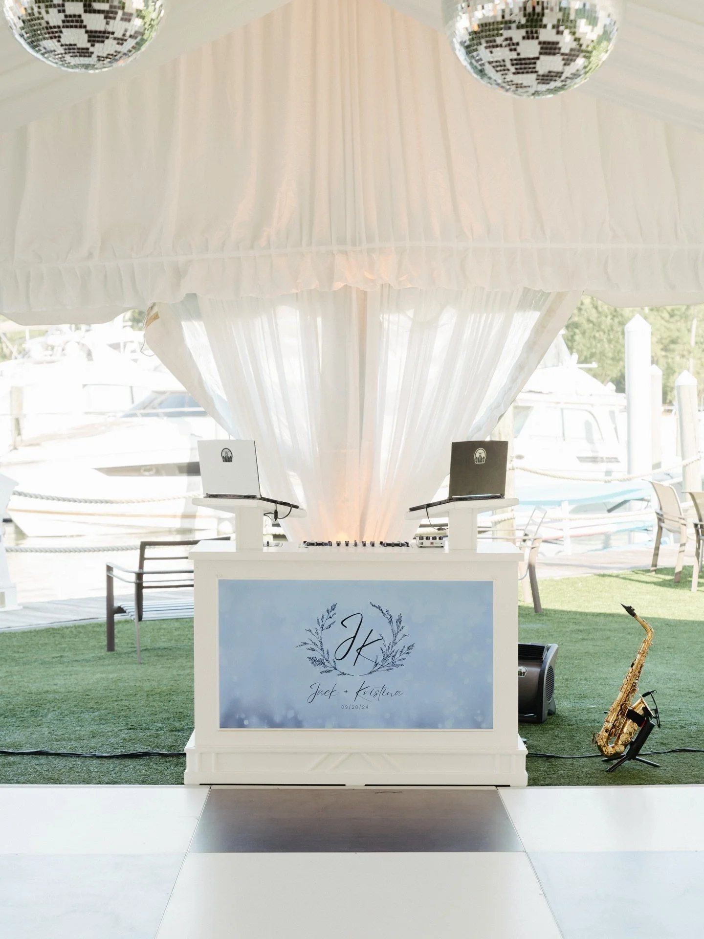A DJ booth with a SCREEN?! Custom monograms, live video feed, photos of the couple&hellip; the options are endless! With booking E &amp; E special events, you are able to take your event to the next level!
-
#HamptonRoadsDJ
#HamptonRoadsWeddingDJ
#HR