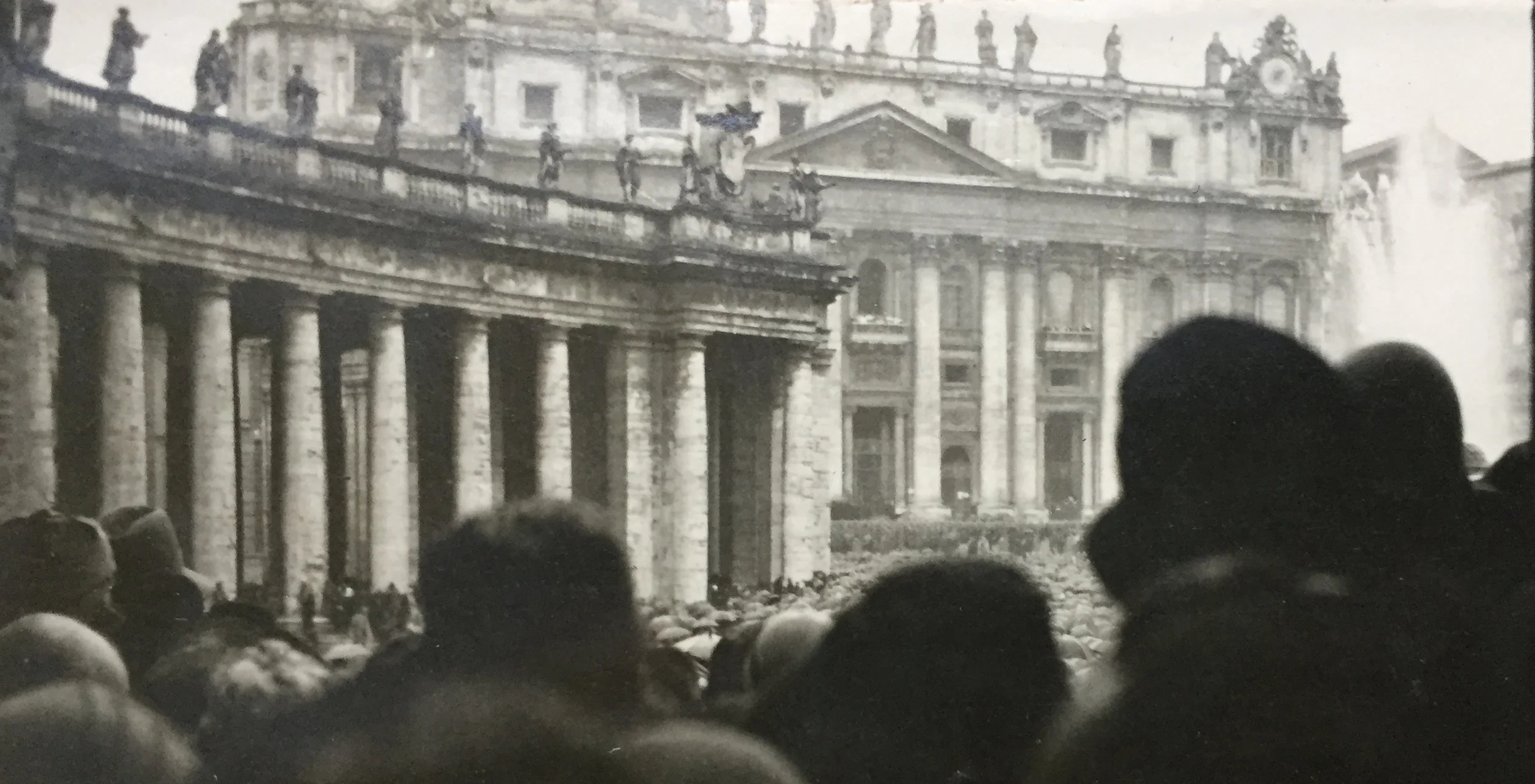 The crowd in St Peter’s Square on Tuesday, 12 February 1929, awaiting the blessing of Pope Pius XI Archivum Venerabilis Collegii Anglorum de Urbe (AVCAU), Photographic collection, 1929