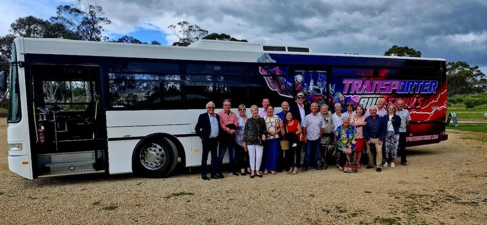  Large bus tour groups 