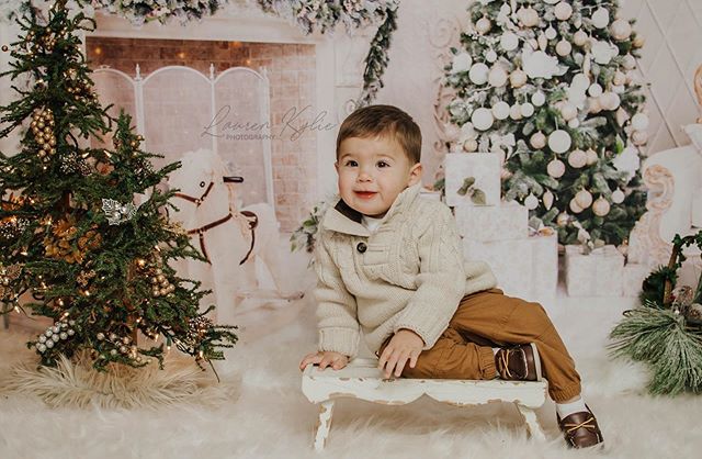 How adorable is Nash?!🥰
This Christmas set up gives me all the cozy feels!