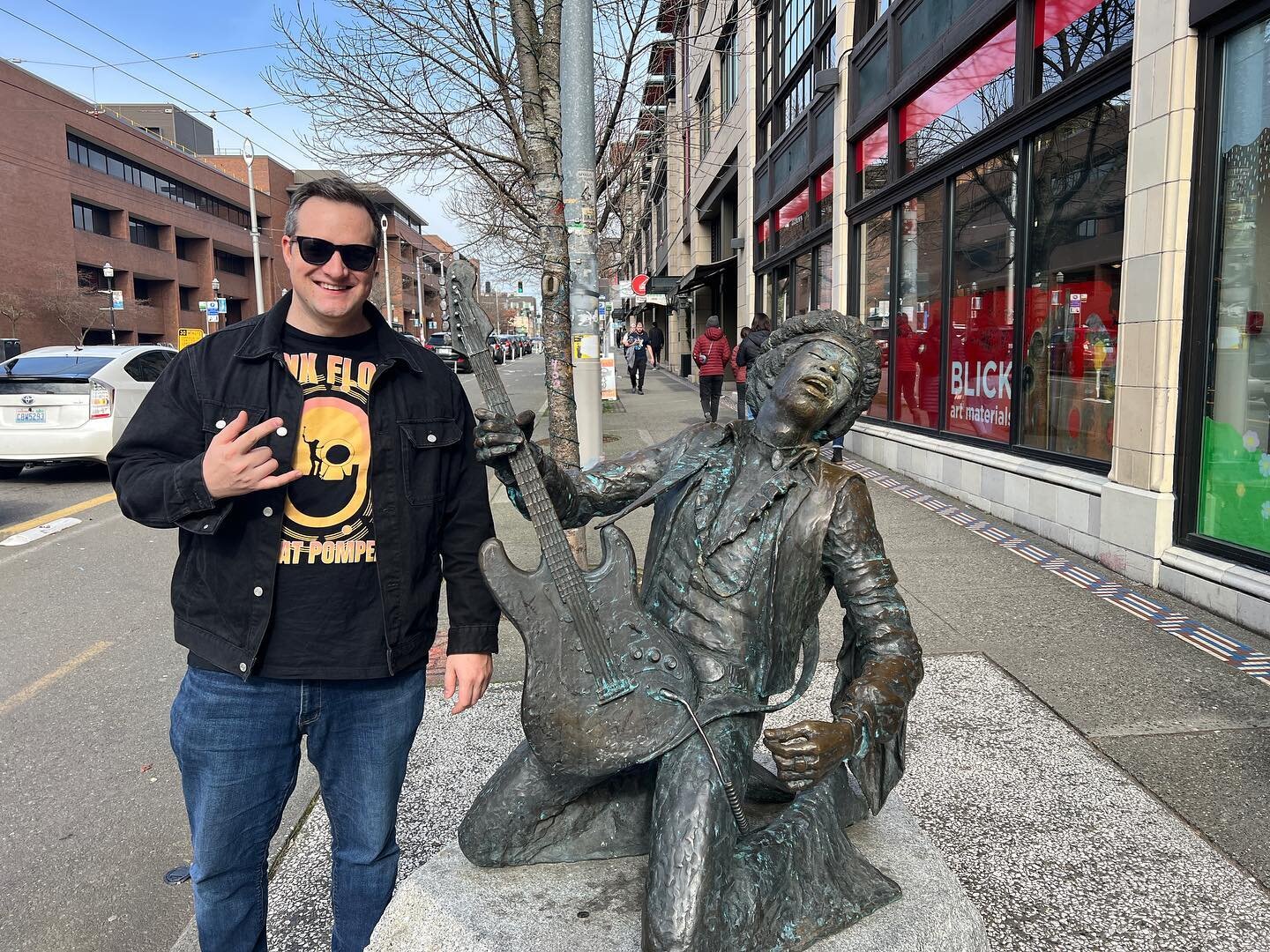 Had to stop at the Hendrix statue on my recent trip to Seattle. 🎸🔥 
Hope everyone has a fun weekend and enjoys some great music! 🎵 
#jimihendrix #seattle #jasonhirthmusic