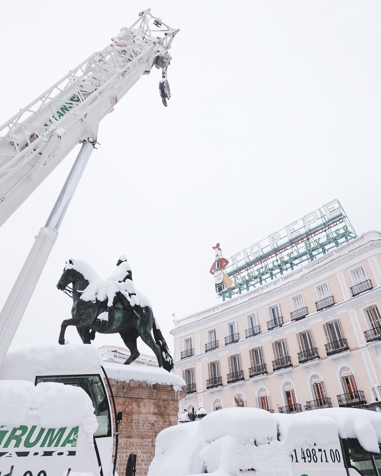 Esta foto me rechifla mucho, me encanta mirar al cielo.. y aqu&iacute; vi mucha informaci&oacute;n diferente pero con una gran armon&iacute;a..

Esta foto y otras de la Distop&iacute;a Blanca que nos dej&oacute; Filomena la semana pasada est&aacute;n