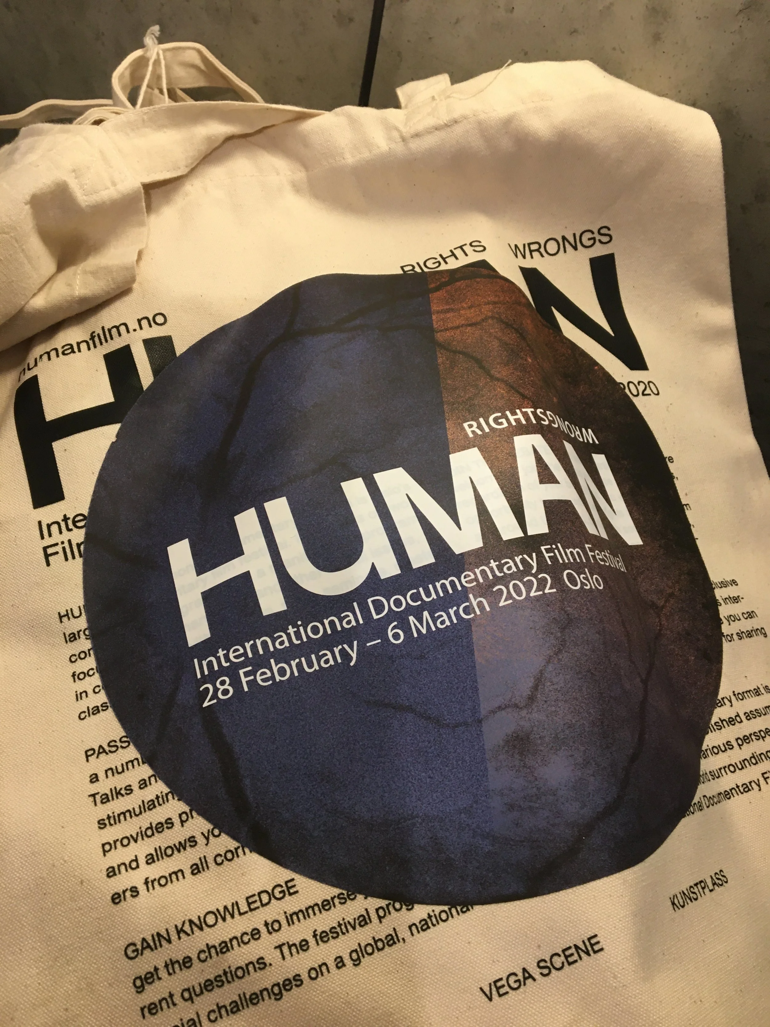 Gjenbruks-merch: Tøymerke med årets design ble varmepresset på gamle nett.