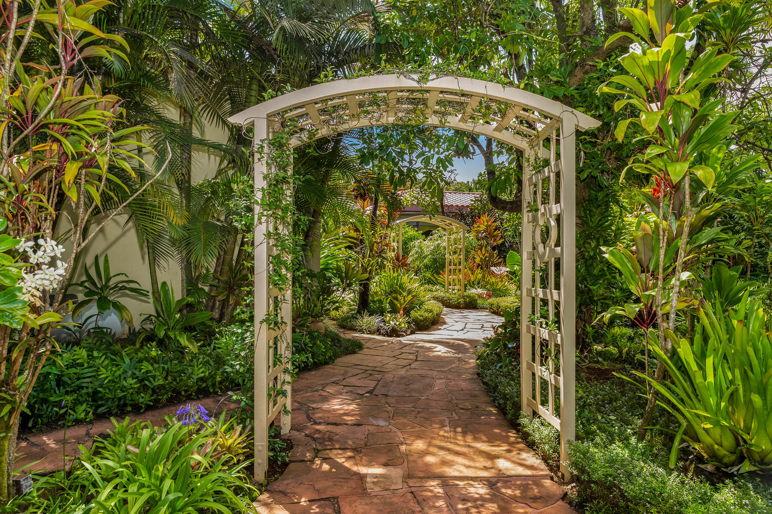 2_Exterior_main residence entry path.jpg