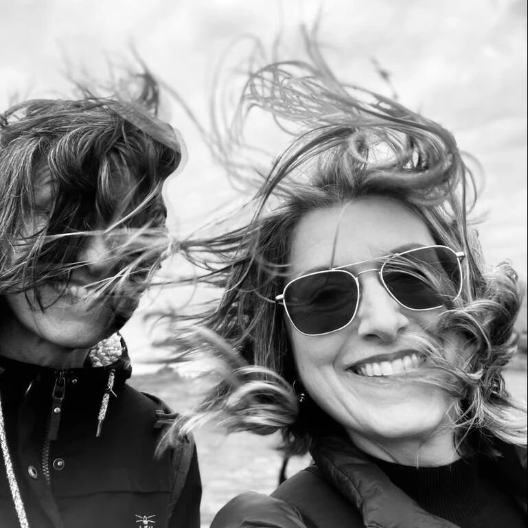 On top of the world in a tunnel of wind on creative retreat with my beautiful big sis @isabelashdown_writer 

🖤🤍

#retreat #bridport #westbay #amwriting #amwalking