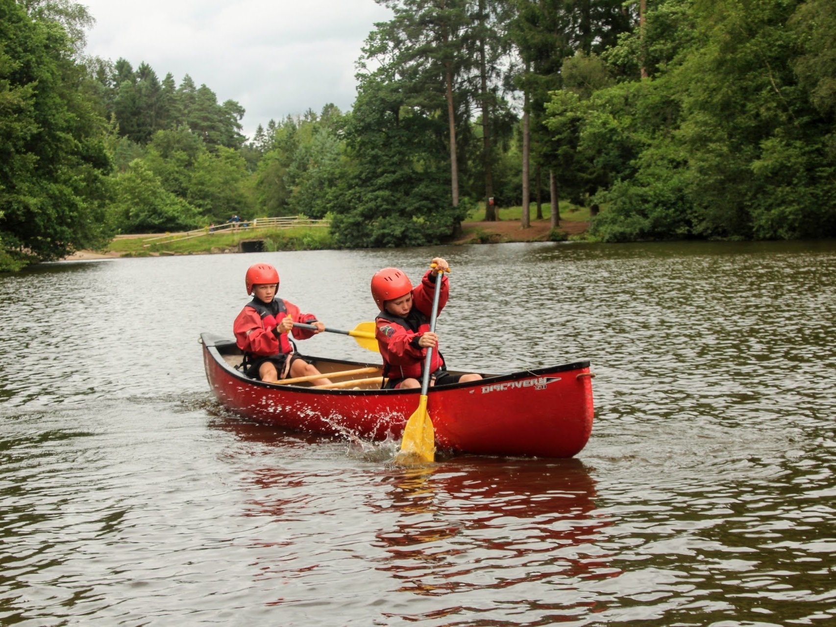 Learning to canoe on our summer holiday in England for children 2022