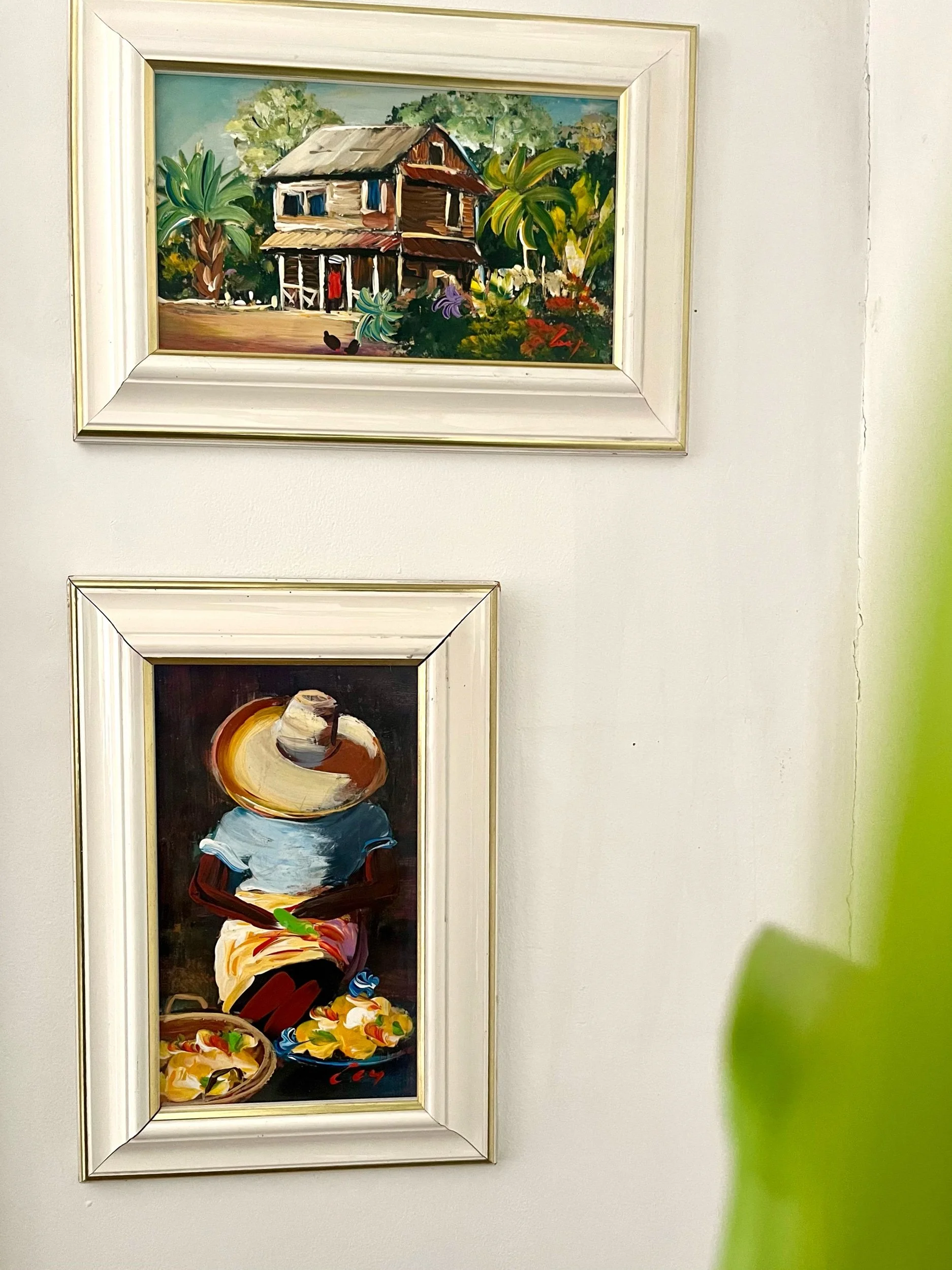 Marchande Kreyol de fruits et légumes se reposant sur une chaise avec son chapeau en paille sur la visage.