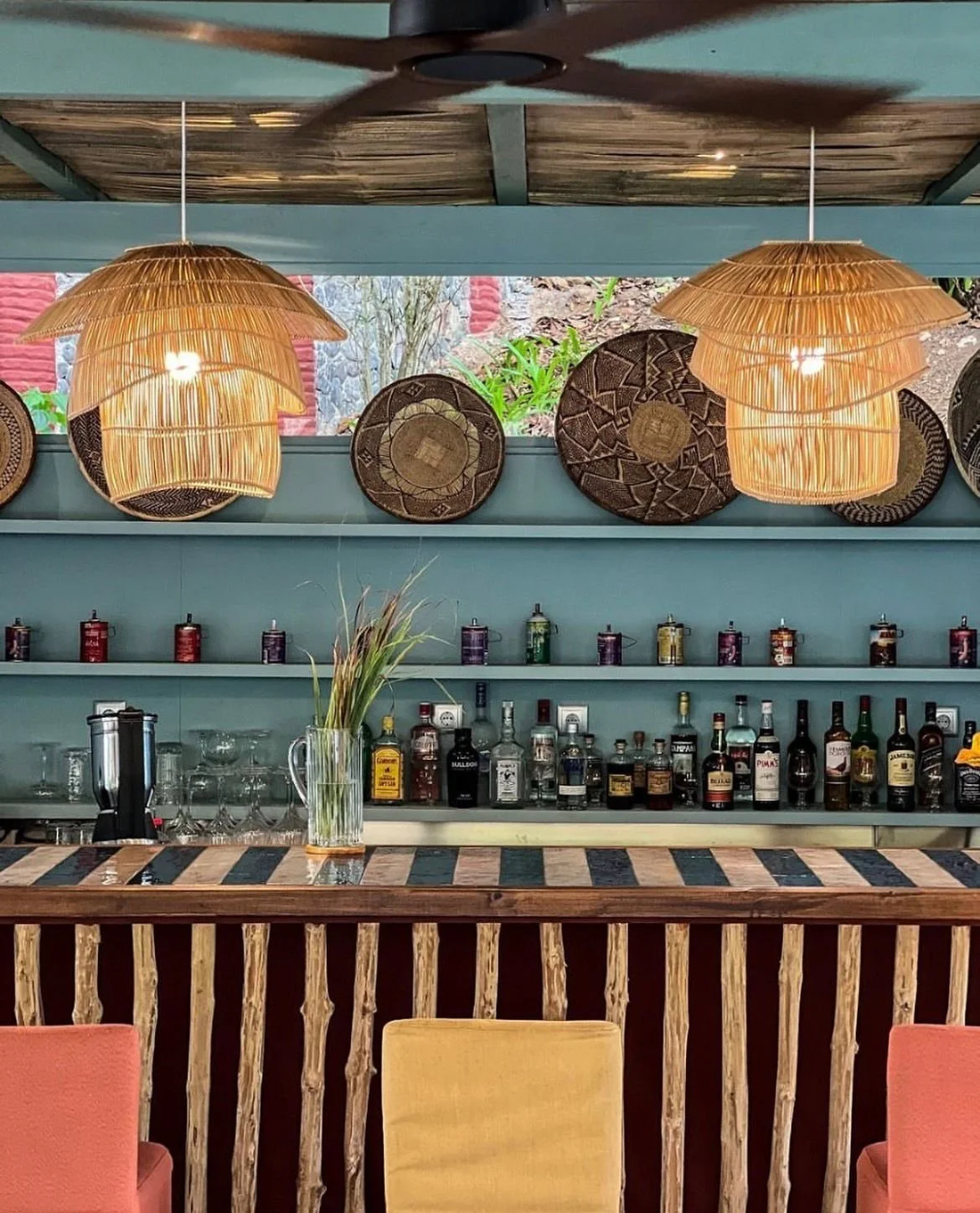 bar hotel decoration elegante  africaine par Katia bertand sourcing afrocuration