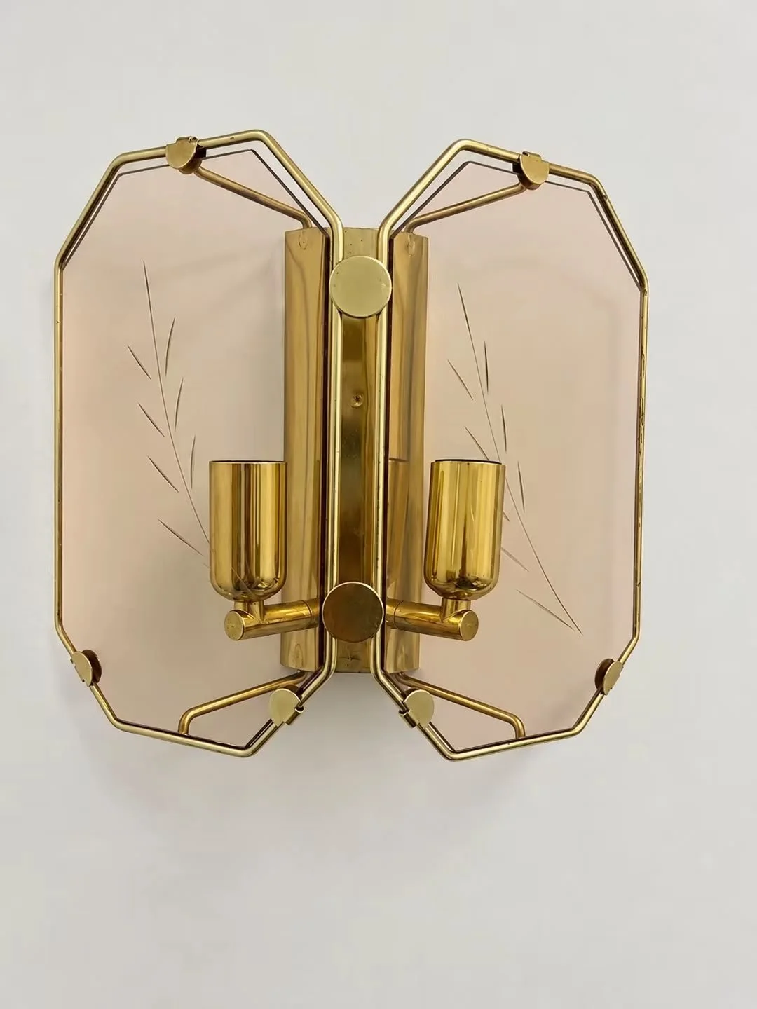 Luminaire doré et verre fumé vintage