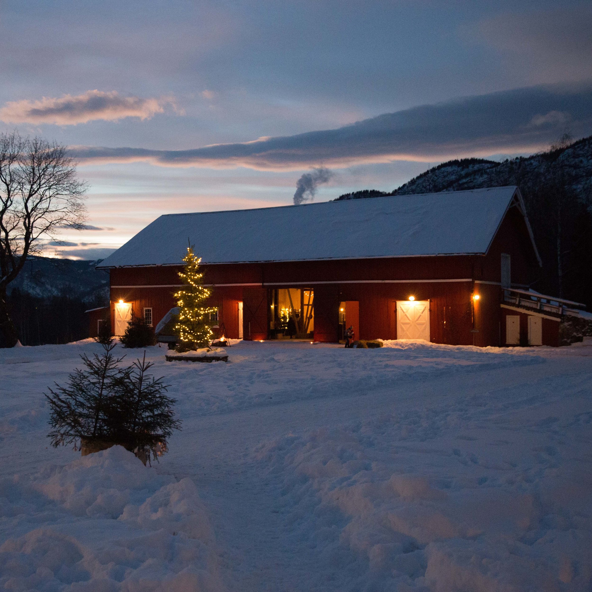 Låve julemarked skumring kvadrat.jpg