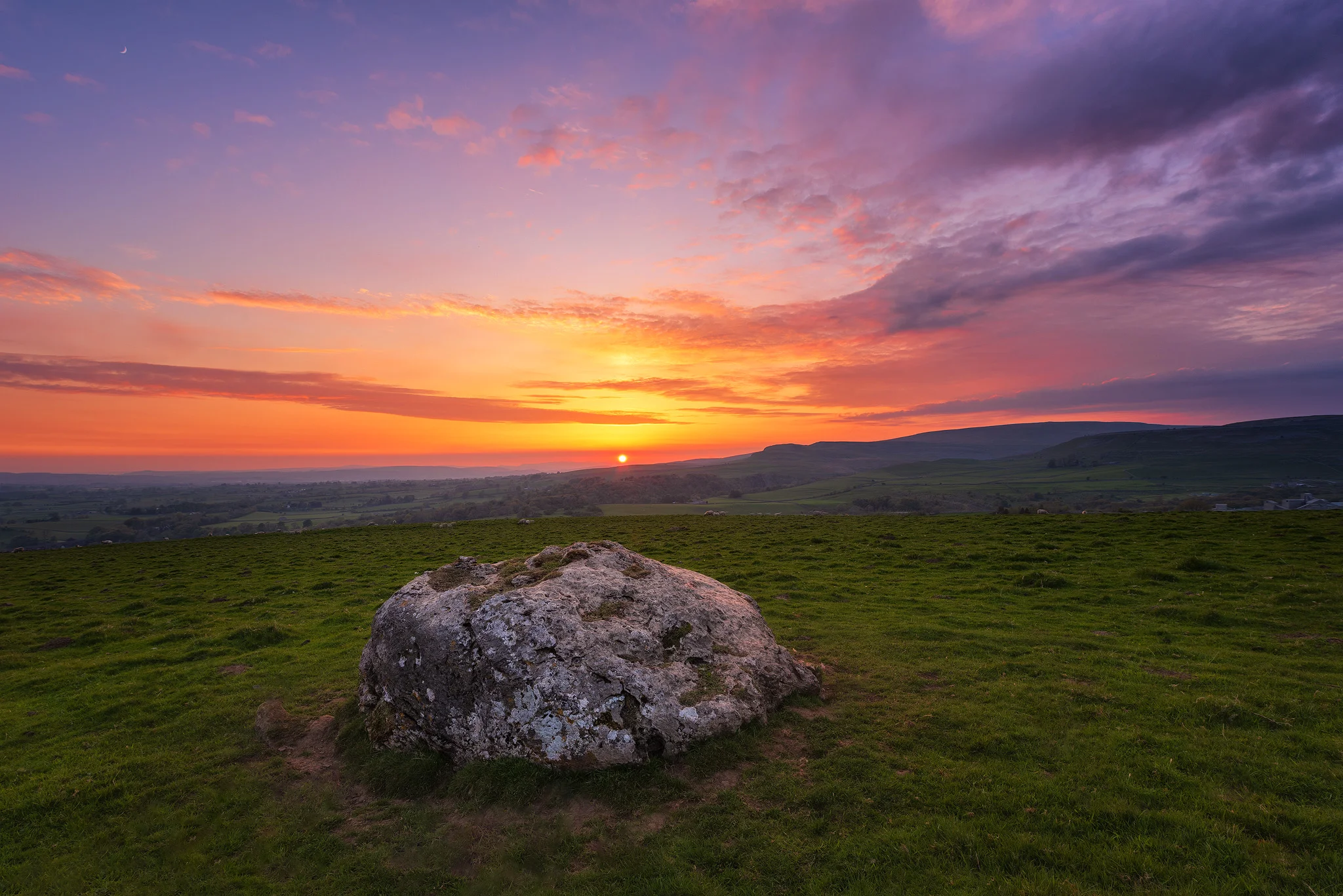 Ingleton erratic sunset 2048.jpg