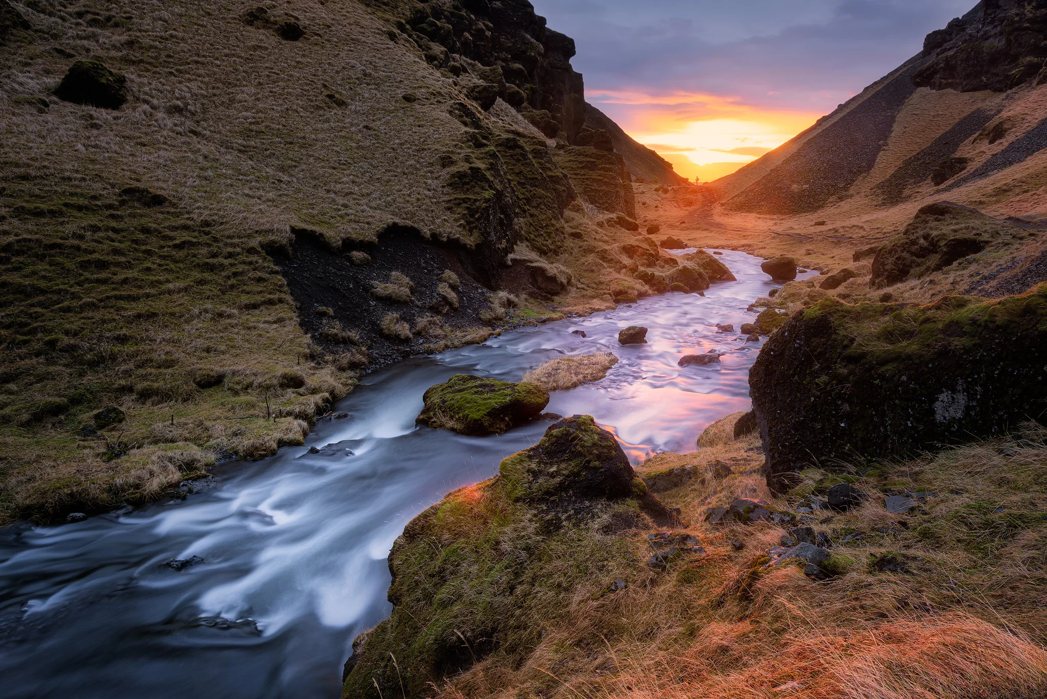 Kavernufoss Valley 2048.jpg