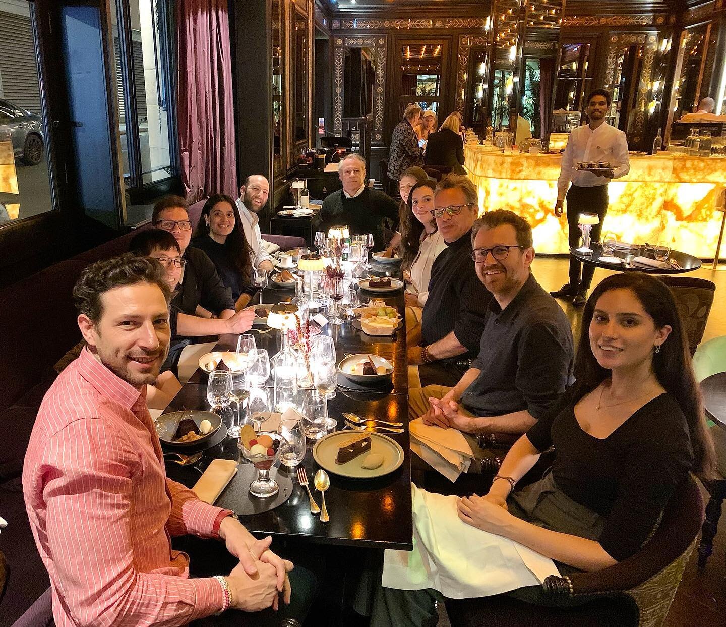 L'équipe HAMERKOP a récemment célébré un excellent début d'année autour d'un délicieux repas dans le centre de Londres 🍽️ Après un après-midi de présentation de nos récents travaux dans le monde 🌍 Les moments forts de la récente conférence n'ont pas manqué d'être partagés.