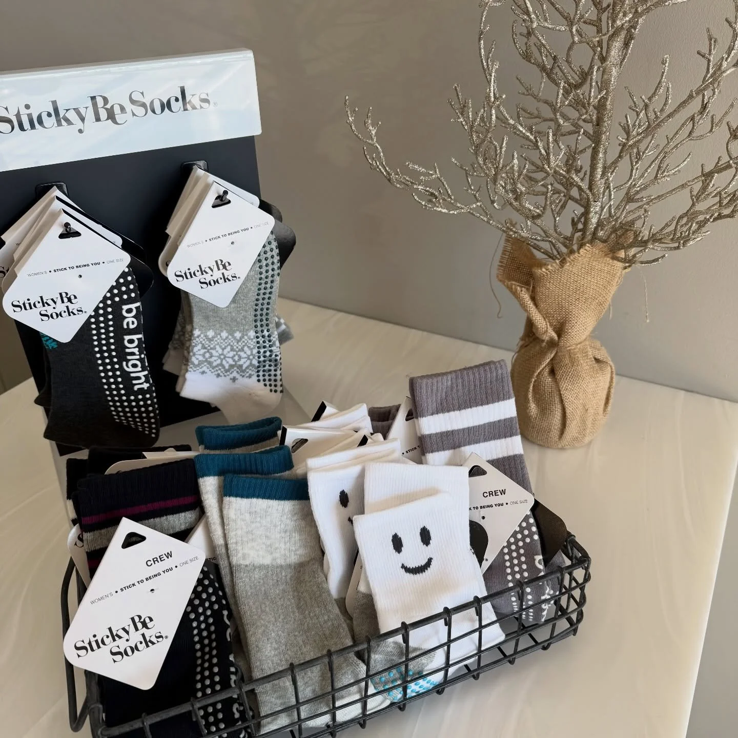 Stocking stuffers available in the studio🎄
Barre girls never have enough sticky socks!

#christmasgiftsforher #barregirl #stickysocks