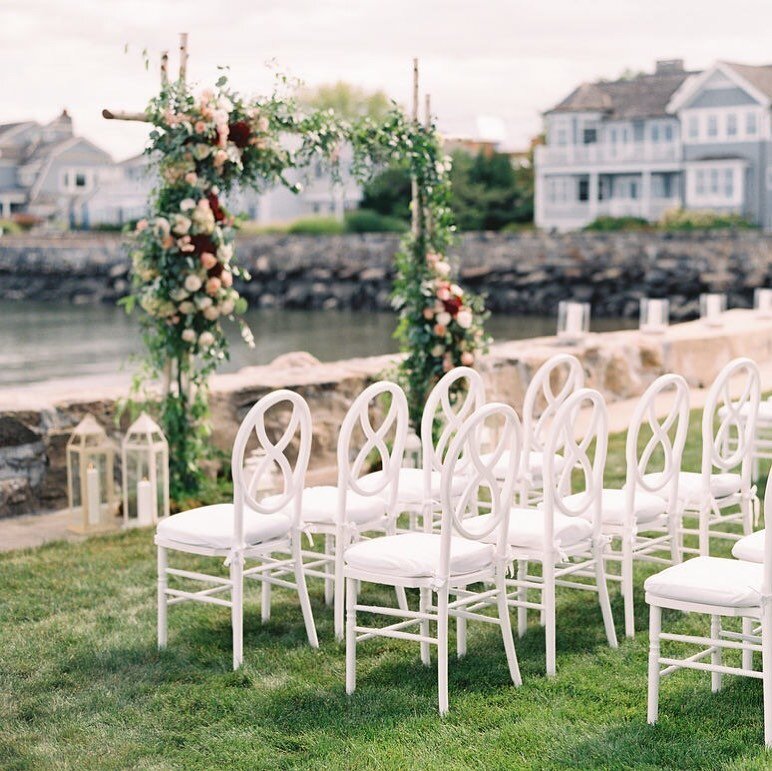 As the summer comes to a close, I was thinking back on the some of my clients&rsquo; beautiful summer weddings. While summer is a great time to get married, the other seasons also have unique natural elements that we can incorporate into your station