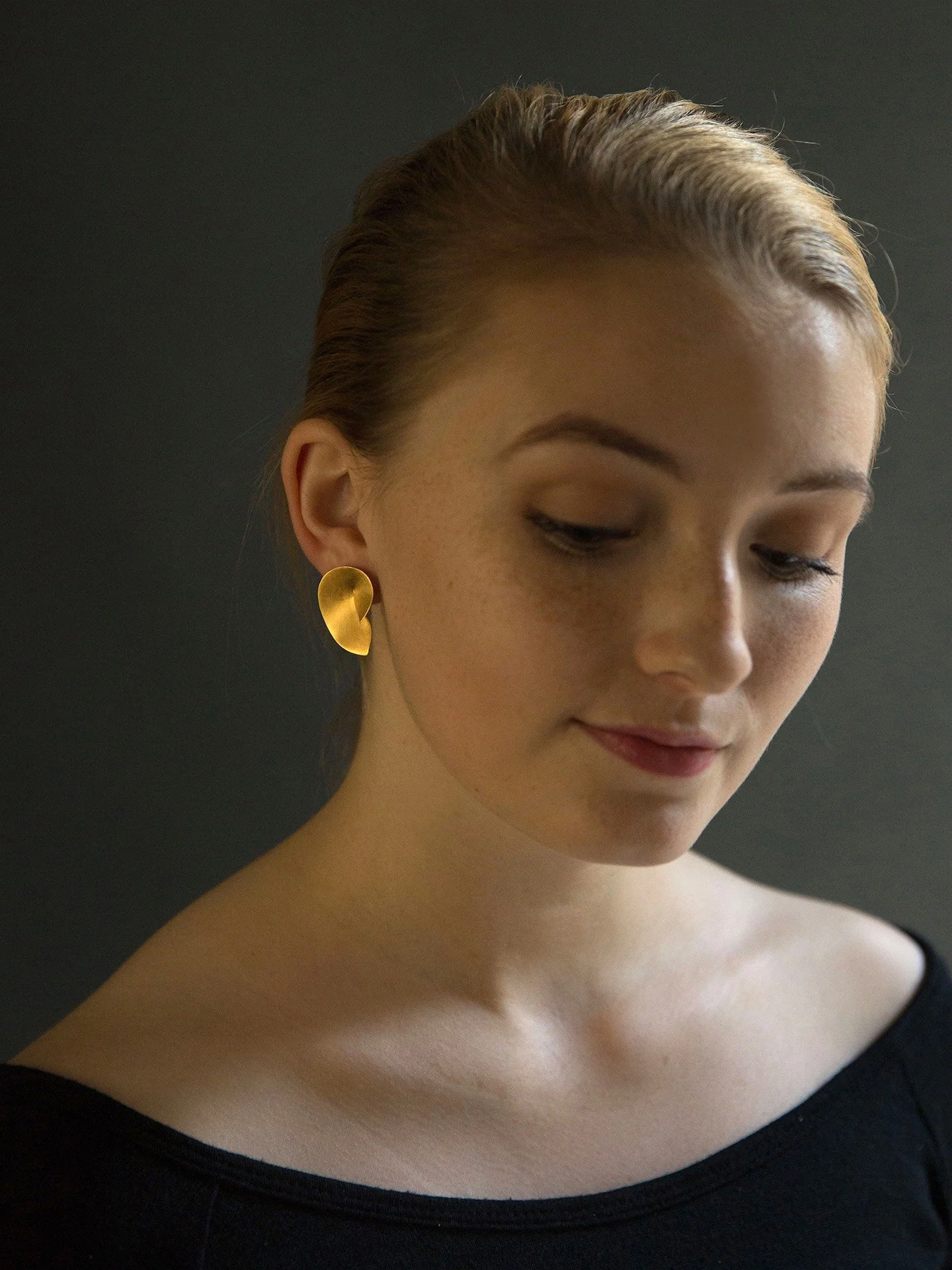 gold earrings shell smooth modern minimalist sleek handmade seashell elegant refined everyday wear