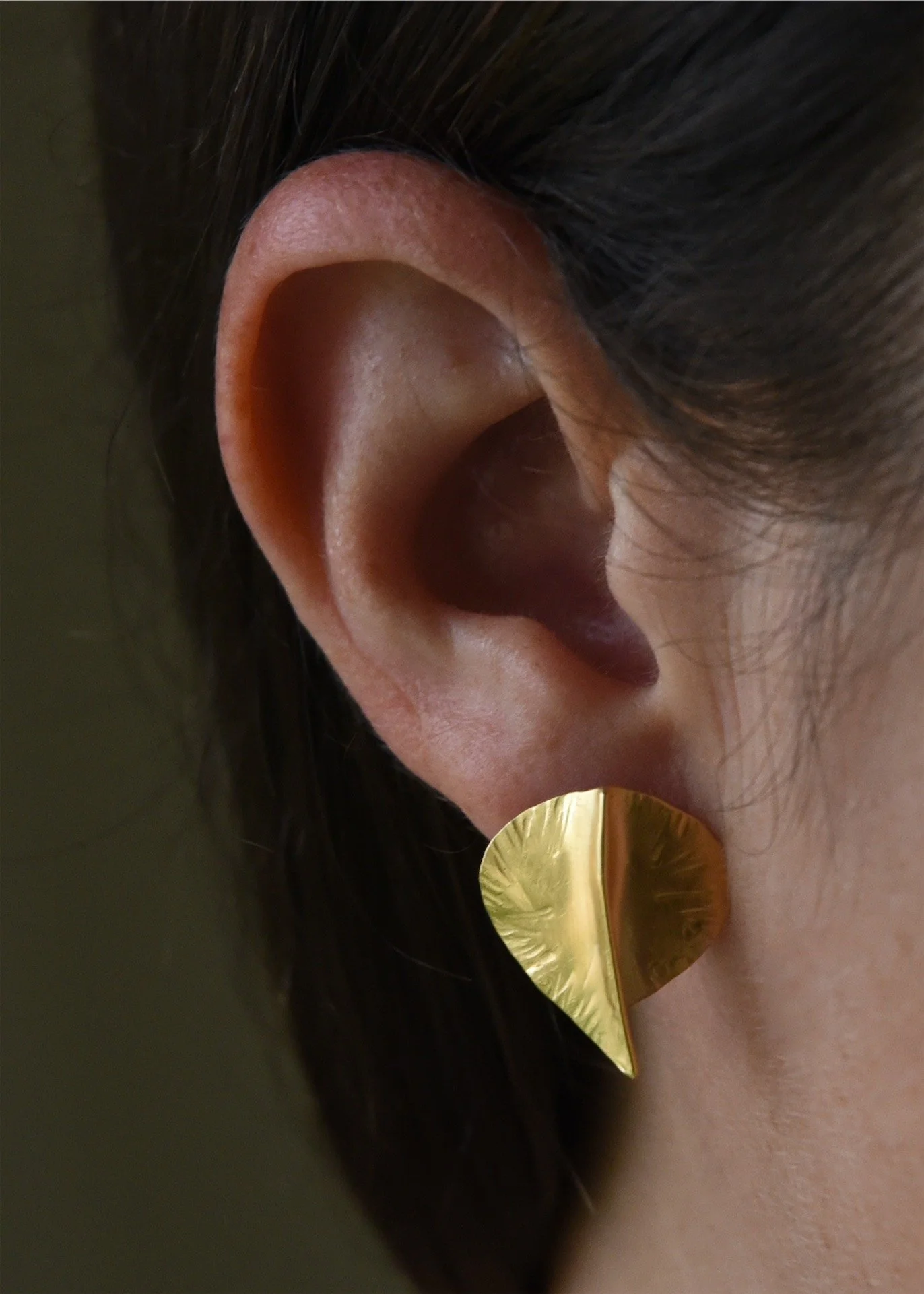 small gold earrings leaf boho minimalist everyday wear fine jewellery simple modern elegant artisan handmade hammered