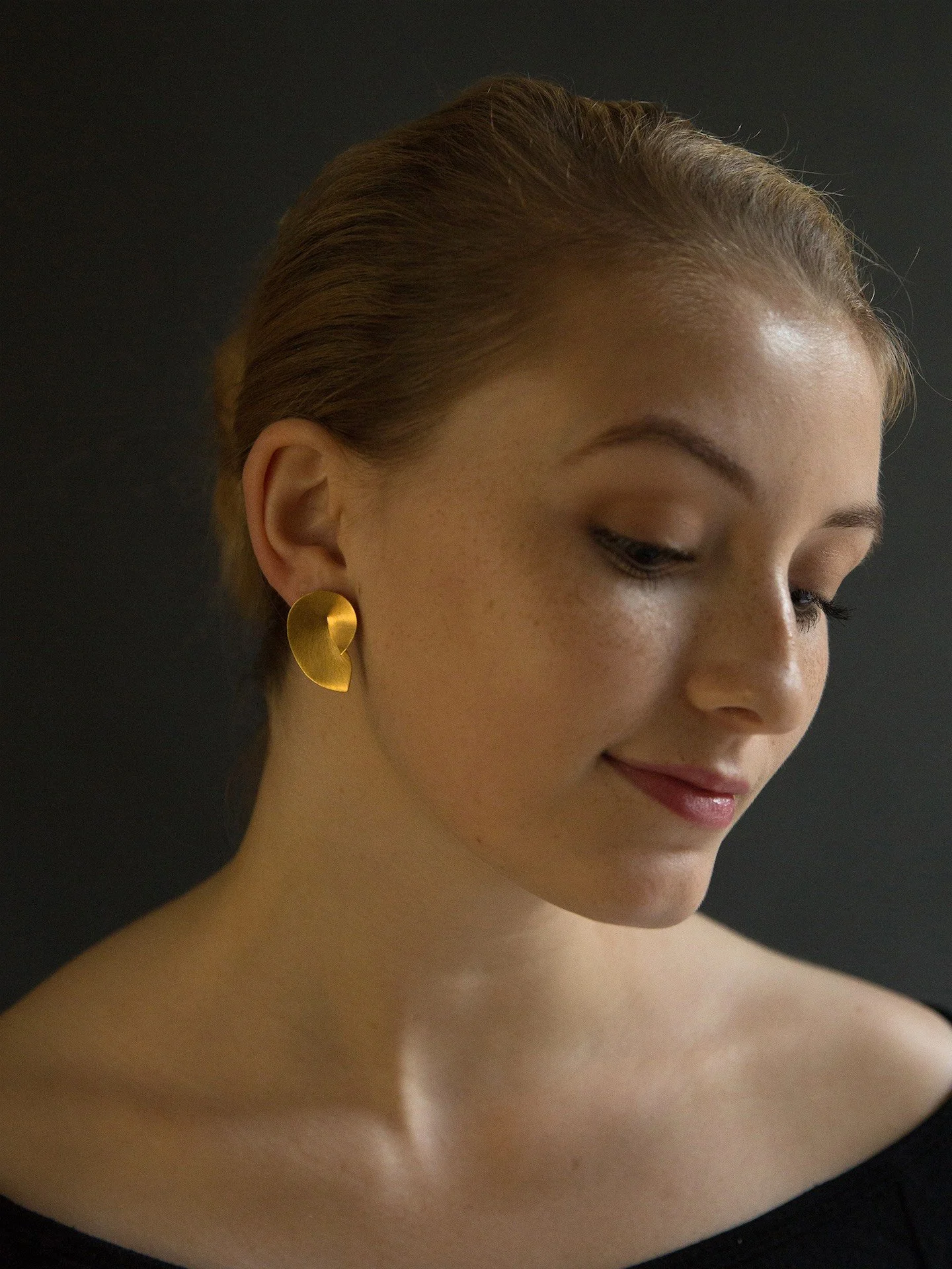gold earrings shell smooth modern minimalist sleek handmade seashell elegant refined everyday wear
