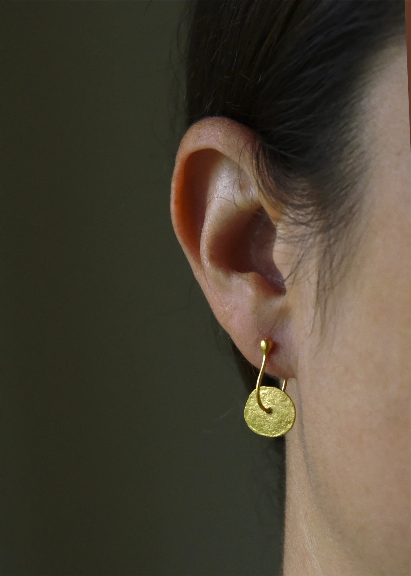 gold earrings unique textured discs greek artisan handmade handcrafted modern textured sculptural elegant statement delicate fine jewellery geometric