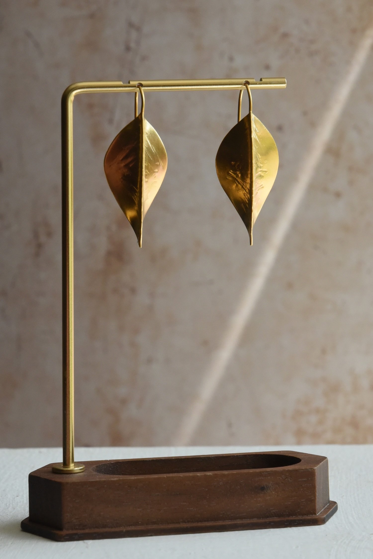 SMALL HAMMERED LEAVES EARRINGS