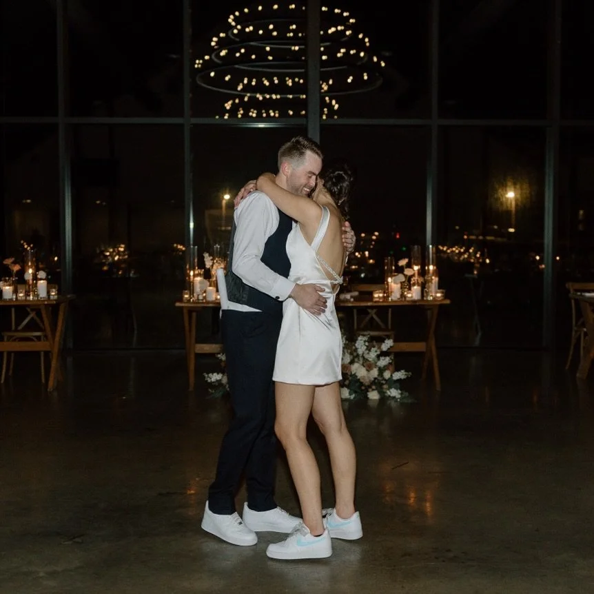 MRS. MOEN!
An iconic reference, reimagined for Kylie&rsquo;s 2nd look, any guesses where her inspo came from?✨🤍💛