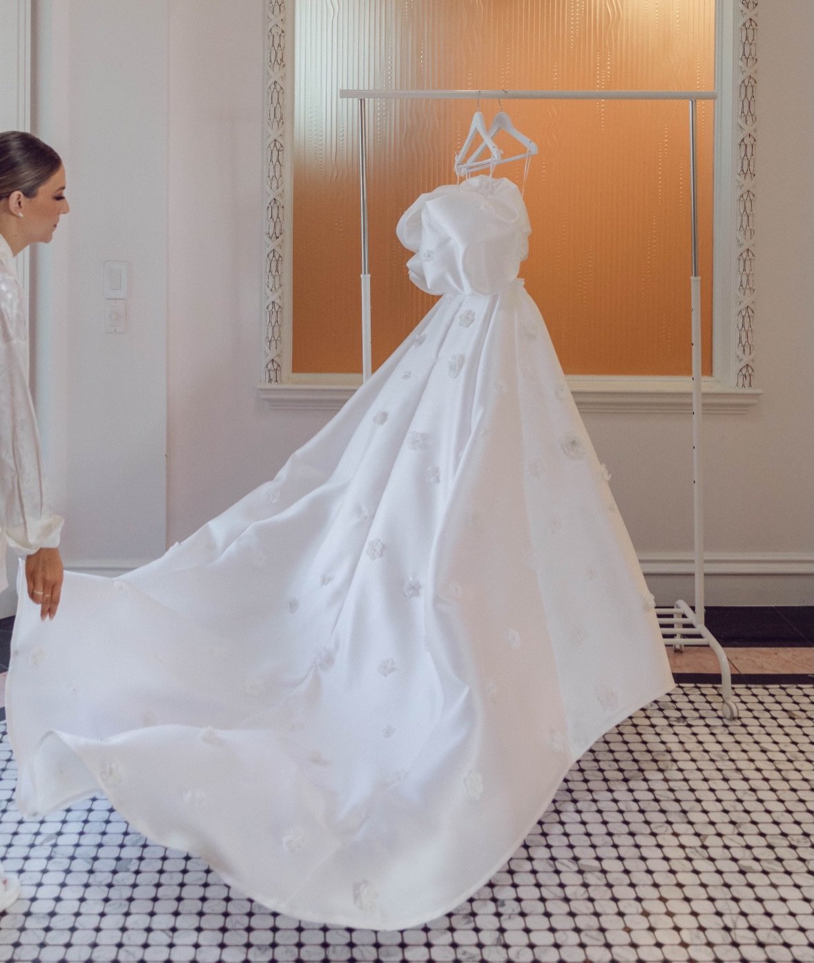 After this, I think I&rsquo;ll never put my wedding dress in a box&hellip;
my niece stepping into my studio &amp; stopping to smell the flowers on it🥹