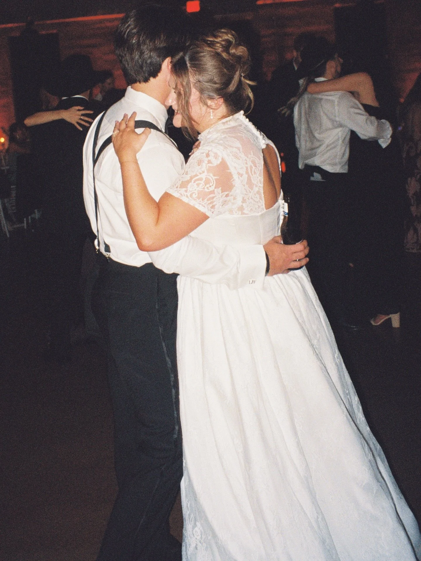 Dearest gentle readers, it is a rare delight when a gown proves just as captivating from behind as it does upon first glance. 📷🤍
Mrs. Flamio&rsquo;s custom wedding dress ensured that as she danced with her now husband, not a single angle was anythi