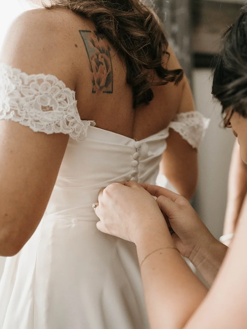 &ldquo;her little lace sleeves are from her mom&rsquo;s dress!!&rdquo; -what I imagine Avery&rsquo;s guest whispering to each other as she walked down the aisle🥹 it&rsquo;s the secret little details that make it even sweeter.

finished with a bow fr