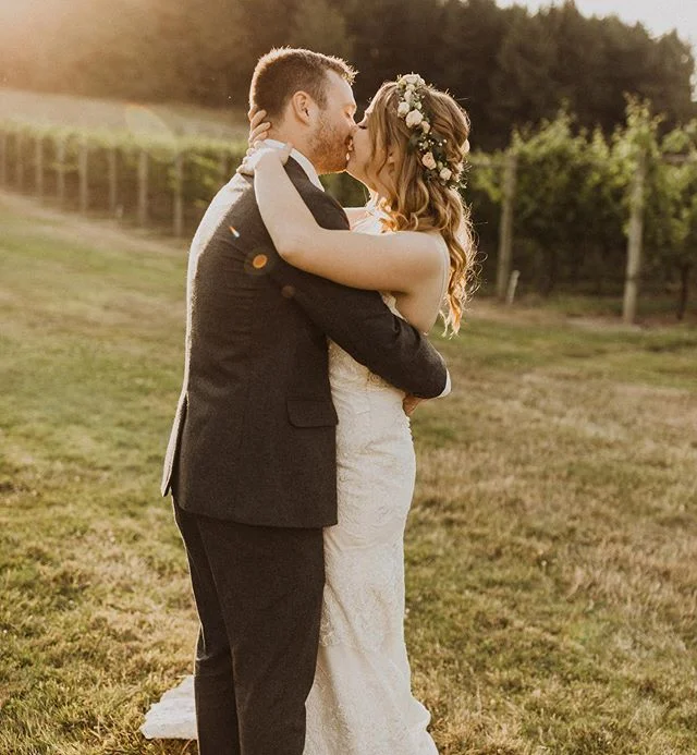 These photos from Alison&rsquo;s wedding 😍😍😍 seriously, how pretty is she!! I love that flower crown and the boho vibes going on here.
⠀
Shout out to @the.mclachlans for this gorgeous photo and to @makeupartistrybytrish for the beautiful job she d