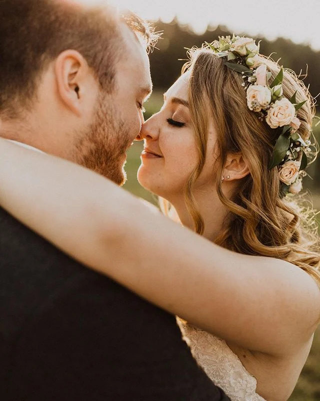 More photos of @alisonkristi looking totally snuggled up and adorable! ⠀
⠀
Photography by @the.mclachlans ⠀
Makeup by @makeupartistrybytrish 
Hair by me 🙋&zwj;♀️⠀
.⠀
.⠀
.⠀
.⠀
.⠀
#flowercrown #yyjhair #yyjhairstylist #yyjhairsalon #yyjbridal #yyjbrid