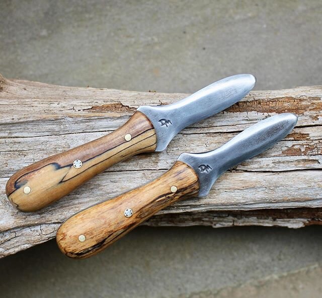 Forged these 2 custom oyster knives from CruForgeV to be given as an anniversary gift from a husband to his wife. The handles are spalted Blackline Maple. I hope they have many more years of happy marriage and enjoy these oyster knives!  #cattledogfo