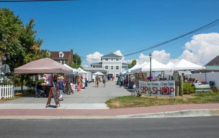 🛍️🍷 March Sip &amp; Shop 🌸
Spend your Sunday strolling, sipping, and supporting local makers at our March Sip &amp; Shop! 

Browse a variety of handcrafted goods from talented local artisans while enjoying wine, beer, and seasonal beverages from t