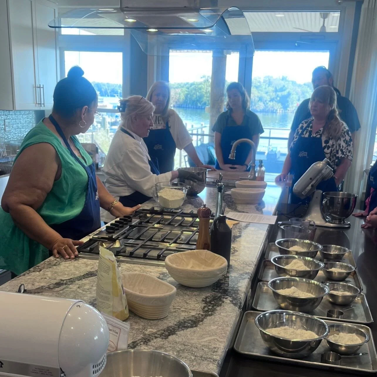 Whether you&rsquo;re a beginner or a baking enthusiast,
✨ Mix and knead bagel dough
✨ Shape and boil traditional bagels
✨ Learn professional baking tips and techniques
✨ Bake and enjoy your creations fresh from the oven
☕ Enjoy coffee, tea, and fresh