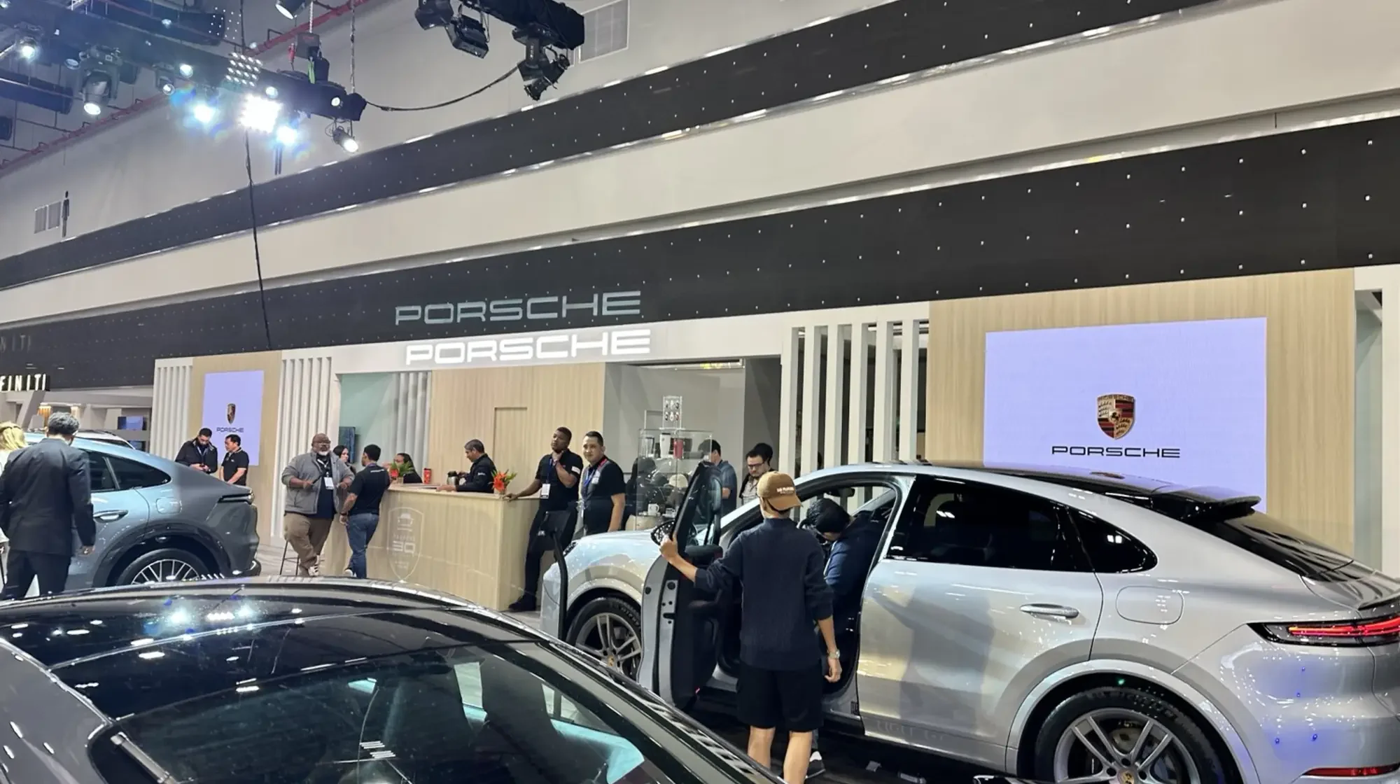 stand-porsche-panama-motor-show-pantallas-led.webp