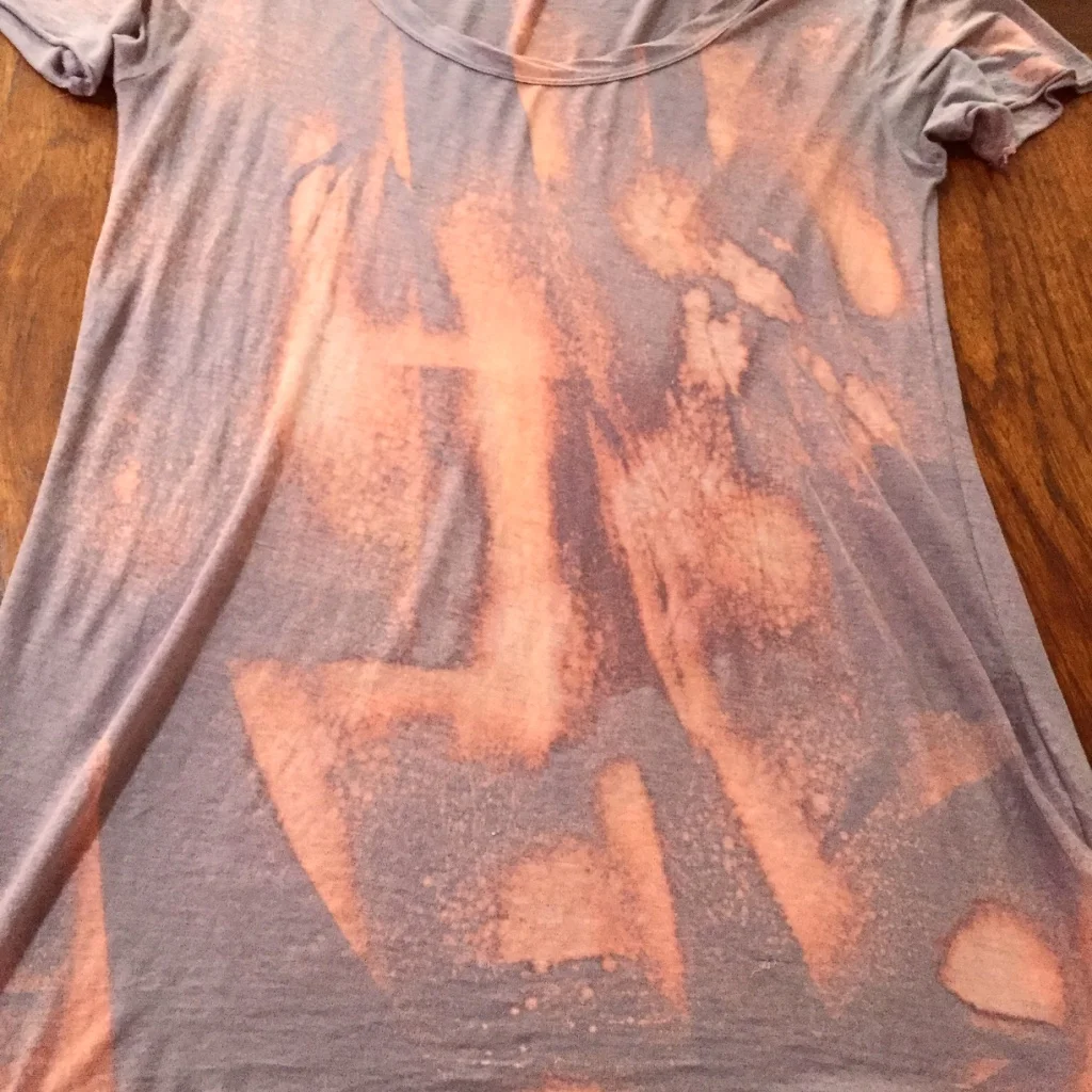 SPRAYPAINT BLEACH TSHIRT