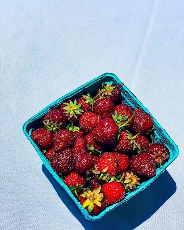first weekend back at the farmers market 😍 picture perfect strawberries and greens almost too pretty to eat. always the little things 🙌🏻 #farmersmarket #saturday #weekend #fruits #greens #freshproduce