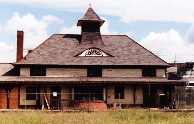 Center of the station, approximately at the same angle as the 1970 shot. The office area in the center of the building apparently is used for the manager's office and perhaps storage.