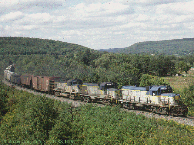 D&H 505 RS-3m #505 and #508 (and a C420) head a Delaware & Hudson train southbound just north of Binghamton, NY in this September 1983 view. Photo by Gary Zuters, scan by John Reay.