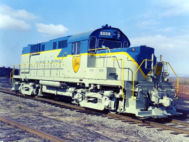 D&H 5008 Part of the second order of six RS-11's from ALCO, #5008 was delivered in 1961 with factory-built low noses. Bob’s Photos collection