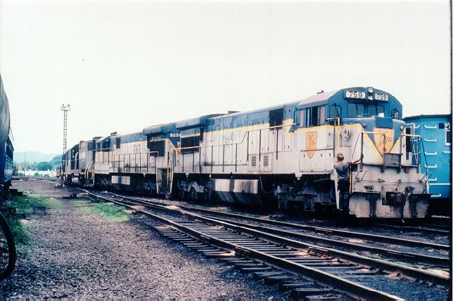D&H 759 U33C 759 and sister 762 are shown pausing at Mechanicville between assignments in May 1985. Bill Mischler photo