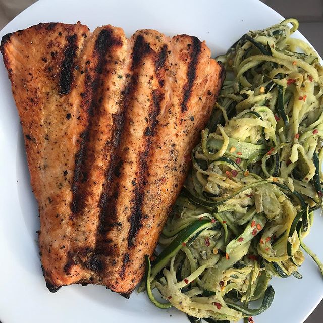 ✨🌵not too pretty but IRL i love easy, quick cooking time, and clean dinners: zoodles in the pan cooked in ghee and artichoke bruschetta topped with red chili 🌶flakes&bull;grilled salmon with lemon and dipped in @majesticgarlic 😛✨🌵SUMMER IS COMING