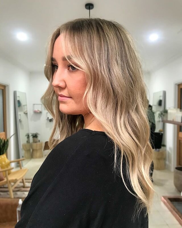 I am just DYING over these creamy blonde locks on @fenellacampbell 😱

Was time for a freshen up after 5 months regrowth and we focused on breaking up her regrowth, cleaning out her ends and making that face frame pop✨

#jessicabubbthestudio #origina