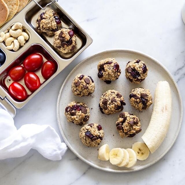 After a new lunch box filler for the kids? (silly question, we know). These baked banana, cranberry and oat bliss bites are nut-free + vegan, delicious and can easily be made in advance to pop in the kids&rsquo; lunchbox. Link is in our bio, made by the wonderful @kellygibney_wholehearted 🍌