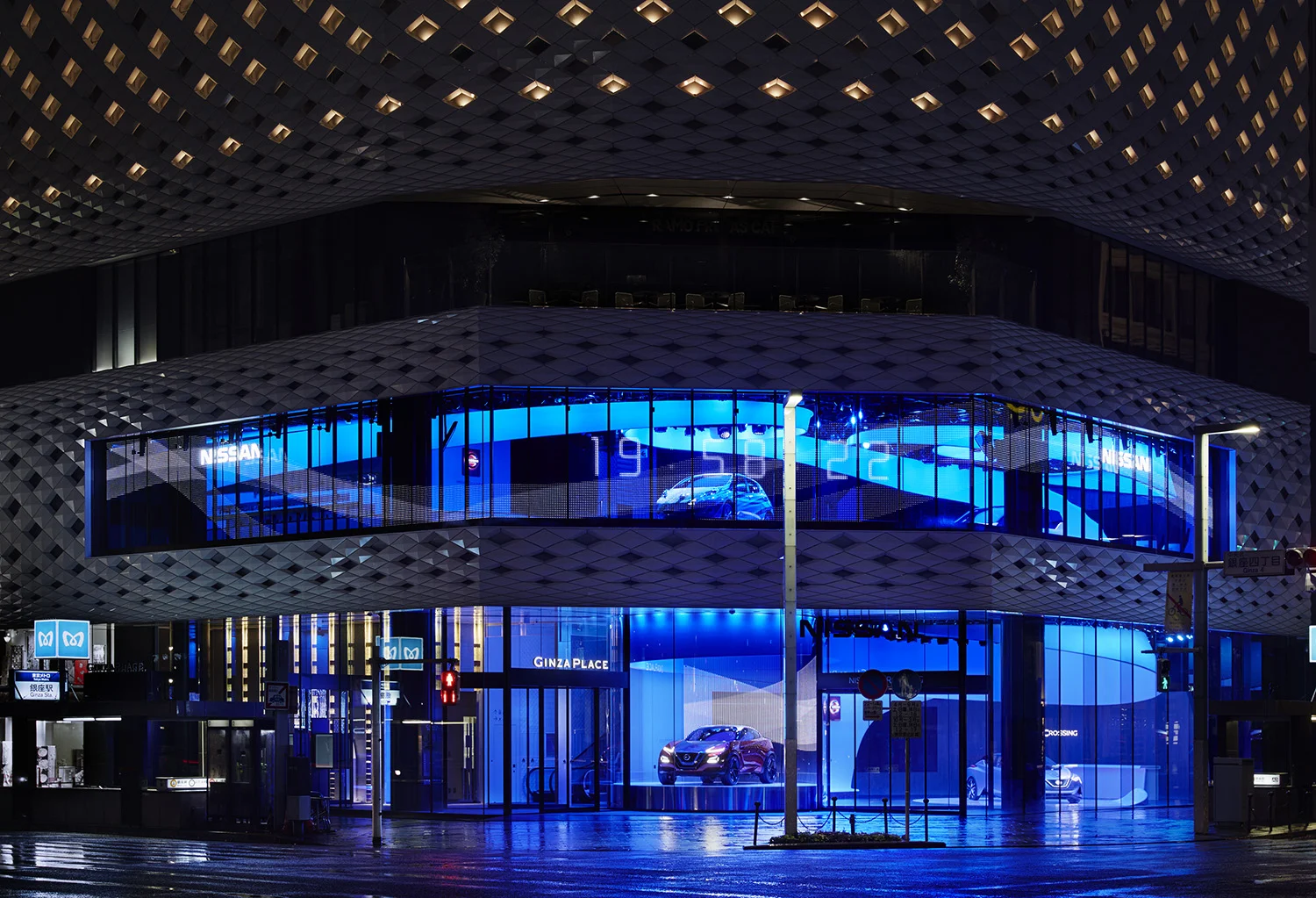 Nissan_crossing_004.jpg