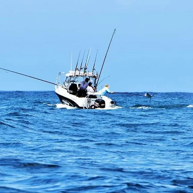 🤩WHAT A CRACKING PHOTO📸 Shot taken by @5ean_murph capturing the boat “Relentless” mid tag of a black marlin 😆 All crew in their UNDERTOW SALTWATER APPAREL FISHING SHIRTS 😍 
Go check out the range of Apparel on @undertowsaltwaterapparel & www.undertowonline.com.au 🖥 
#fishing #boats #fishingapparel #gamefishing #livingthedream #undertowsaltwaterapparel #fishingfashion